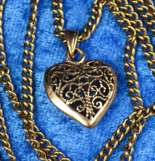 Pronssiriipus pitsisydän pronssiketjussa 