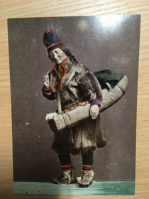 Postikortti poronkarvapukuinen nainen ja komsio Ruotsin Lappi