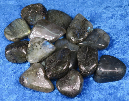 Labradoriitti rumpuhiottu AA-laatu Madagaskar. Valitse koko 5-25g