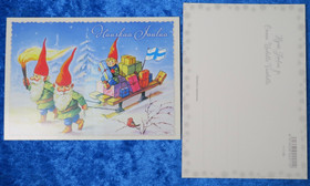 Joulukortti tontut vetää lahjarekeä, Suomen lippu liehuu