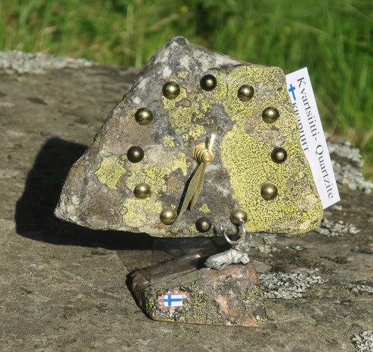 Pöytäkello PORO kvartsiitti sammalkivi. Tervola Suomi