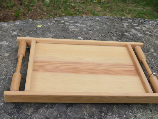 Tarjotin kahvoilla, puuta