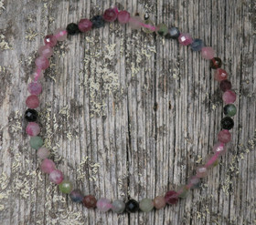 Rannekoru turmaliini rubelliitti, monen värisiä 4mm viistehiottu siro