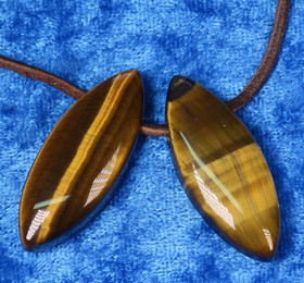 Tiikerinsilmä riipus 40x15x10mm terälehti porattu 