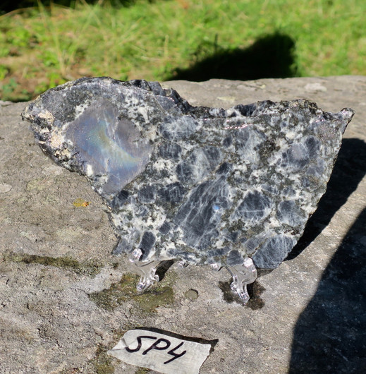 Spektroliitti siivu 140x80x5mm 150g Ylämaa Suomi nro SP4