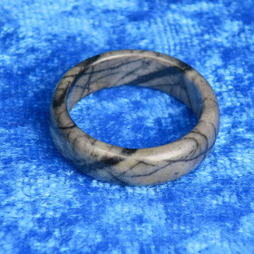 Kivisormus 17,5mm kalkkikivi harmaanmusta leveys 6mm