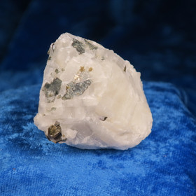 Flogopiitti, edeniitti kalsiitissa 83g 6x4x3cm Parainen Hi44 video