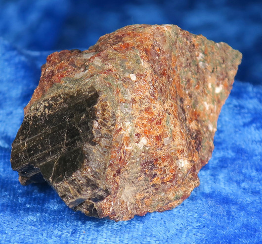 Vesuvianiitti vihreä ts Idokraasi 101g 70x40x35mm suomi nro Hi50 video