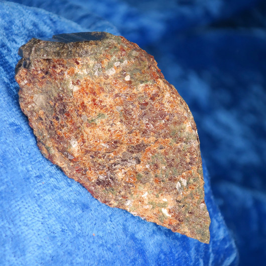 Vesuvianiitti vihreä ts Idokraasi 101g 70x40x35mm suomi nro Hi50 video