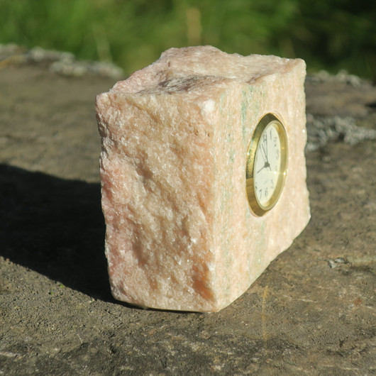 Pöytäkello marmori punavihreä lohkopala  M9