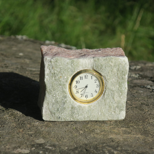 Pöytäkello marmori punavihreä lohkopala   M8