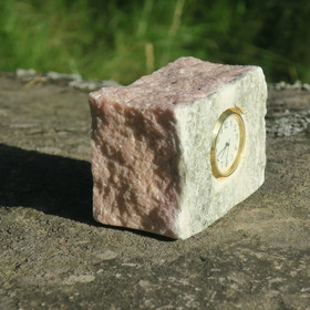 Pöytäkello marmori punavihreä lohkopala   M8