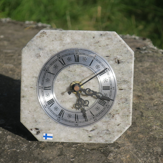 Pöytäkello harmaankirjava marmori taustatuella M5