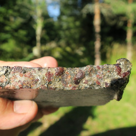 Granaatti siivu 120x110x13mm 440g almandiini nro GR5 