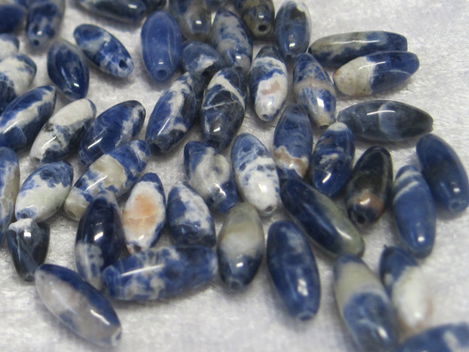 Sodaliitti n.12x4mm riisin mallinen irtohelmi 