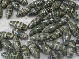 Jaspis n.12x4mm riisin mallinen vihreänvalkoinen irtohelmi 