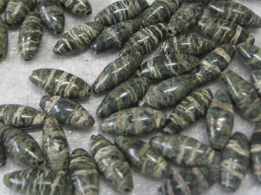 Jaspis n.12x4mm riisin mallinen vihreänvalkoinen irtohelmi 