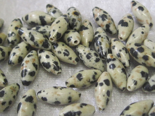 Dalmatianjaspis n.12x4mm riisin mallinen irtohelmi 