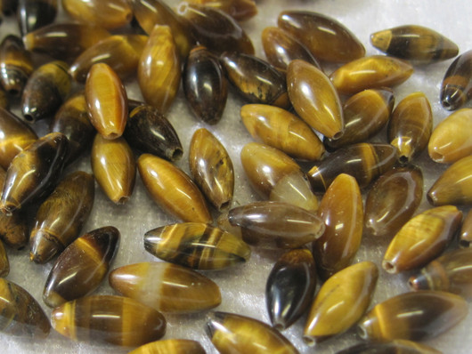 Tiikerinsilmä n.12x4mm riisin mallinen irtohelmi 