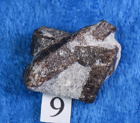 Stauroliitti ristikivi 4g 20x18mm on vanha amulettikivi nro9