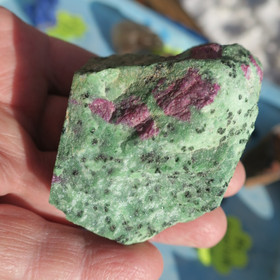 Rubiinizoisiitti Anyoliitti raaka 232g 60x40x35mm Hi74a katso video