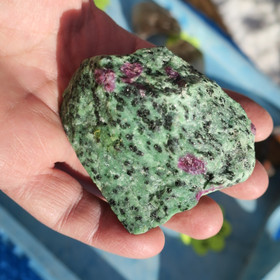 Rubiinizoisiitti Anyoliitti raaka 232g 60x40x35mm Hi74a katso video