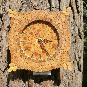 Seinäkello katajasiivut 24x24cm puukello