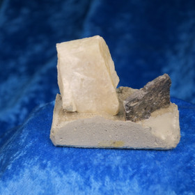  Koltaani ja maasälpä betonijalustalla. Norja 76g 46x56x32mm Hi64