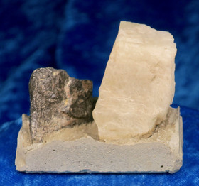  Koltaani ja maasälpä betonijalustalla. Norja 76g 46x56x32mm Hi64