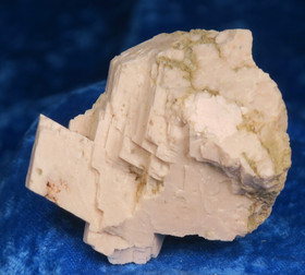 Maasälpä vaalea punertava kidesykerö 6x5x4cm 131g Suomi Hi57a 