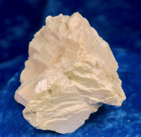 Maasälpä, vaalea punertava kidesykerö 5x5x4cm 112g Suomi Hi57b 