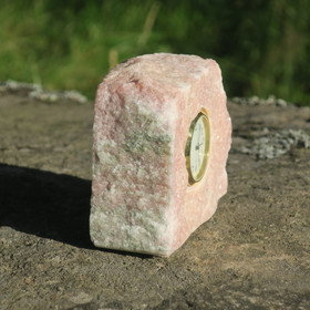 Pöytäkello marmori punavihreä raakapala M7