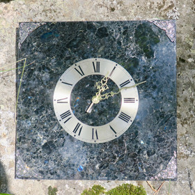 Seinäkello Spektroliitti 30x30cm, numerorengas nro54B