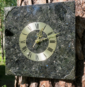 Seinäkello Spektroliitti 30x30cm, numerorengas nro54B