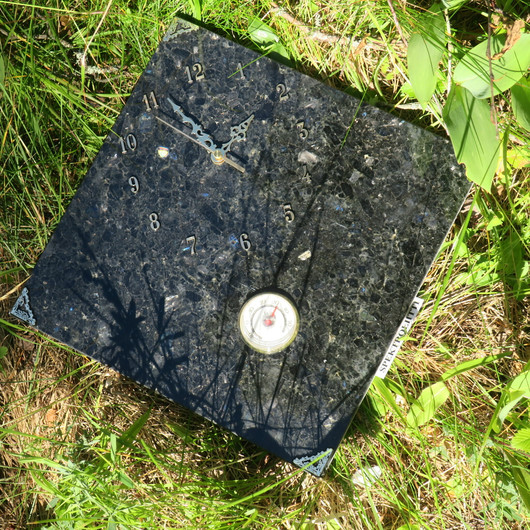 Seinäkello lämpömittarilla Spektroliitti 30x30cm kulmittain nro54-2