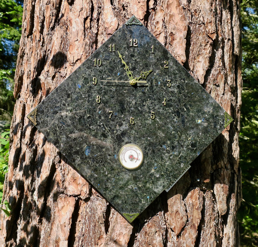 Seinäkello lämpömittarilla Spektroliitti 30x30cm kulmittain nro54-2