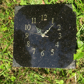 Seinäkello kimalteleva gabro 30x30cm, kullan värisin merkein 348-2