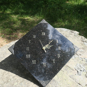 Seinäkello kimalteleva gabro 30x30cm, kulmittain 348-A