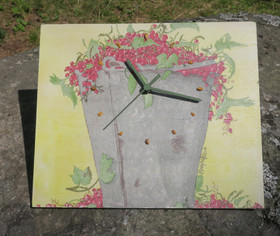 Seinäkello punaiset viinimarjat ämpärissä 