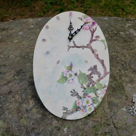 Seinäkello kukkiva omenapuun oksa 30x22xm, tunnin merkit ametistia