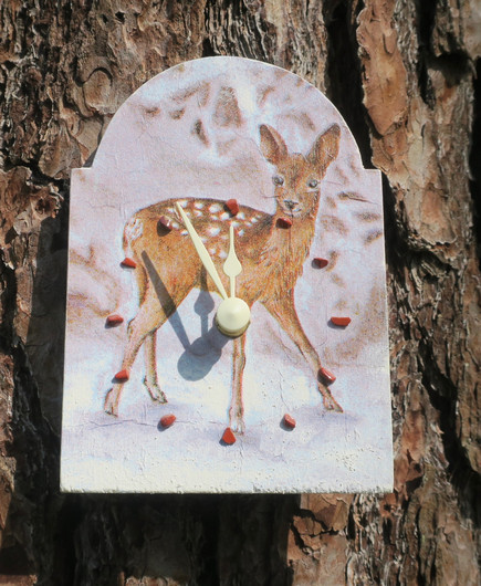 Seinäkello bambi peura poro 15x11cm, tunnin merkit punainen jaspis