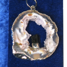 Riipus akaattisiivu, jonka keskellä vihreä turmaliini nro TURV1