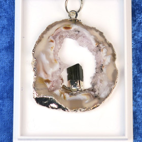 Riipus akaattisiivu, jonka keskellä vihreä turmaliini nro TURV1