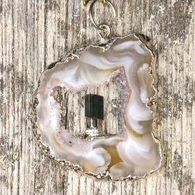 Riipus akaattisiivu, jonka keskellä vihreä turmaliini nro TURV2