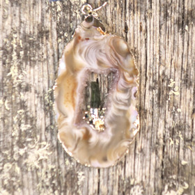 Riipus akaattisiivu, jonka keskellä vihreä turmaliini nro TURV3