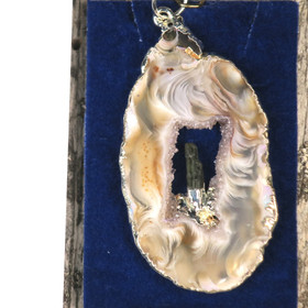 Riipus akaattisiivu, jonka keskellä vihreä turmaliini nro TURV3