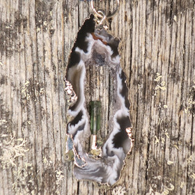 Riipus akaattisiivu, jonka keskellä vihreä turmaliini nro TURV4