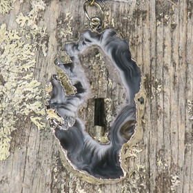 Riipus akaattisiivu, jonka keskellä vihreä turmaliini nro TURV7