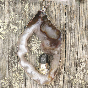 Riipus akaattisiivu, jonka keskellä musta turmaliini nro TUMB