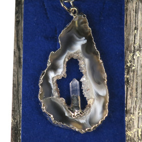 Riipus akaattisiivu, keskellä vuorikide AKVU3